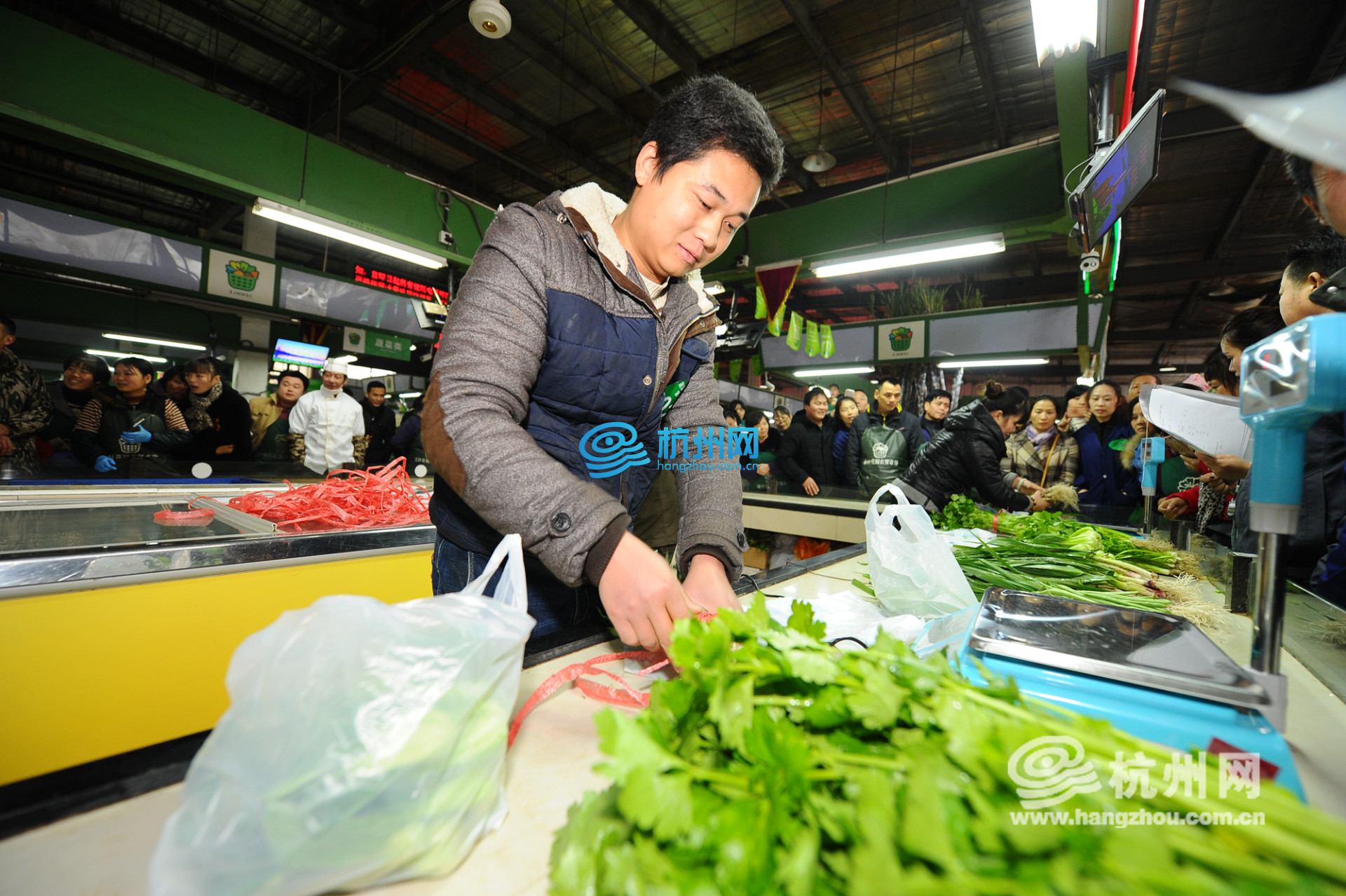 练兵强技能 杭州农贸市场里开展技能大比武