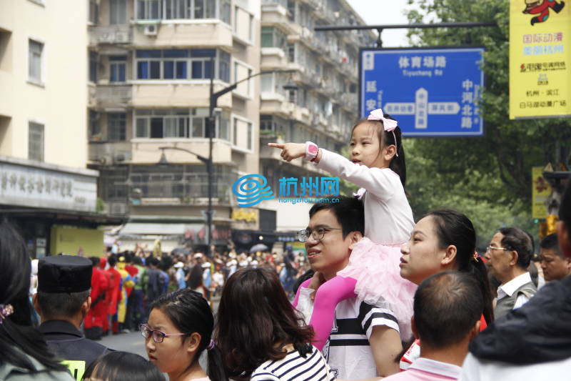 动漫彩车巡游让街区化身梦幻王国(05)