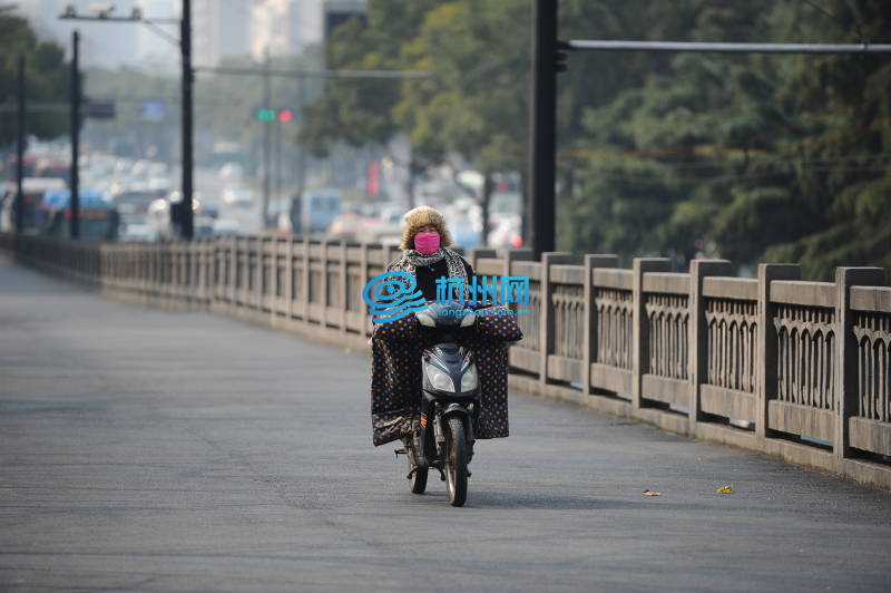 气温骤降大风不止 大伙儿出门可得裹严实点(05)