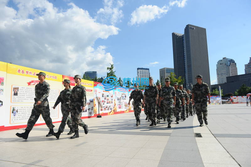 杭州举行大型广场征兵宣传活动(12)