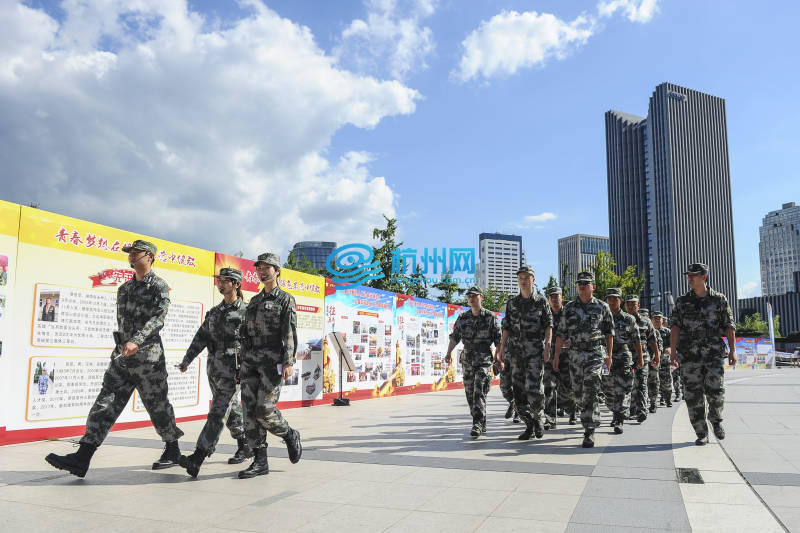 杭州举行大型广场征兵宣传活动(03)