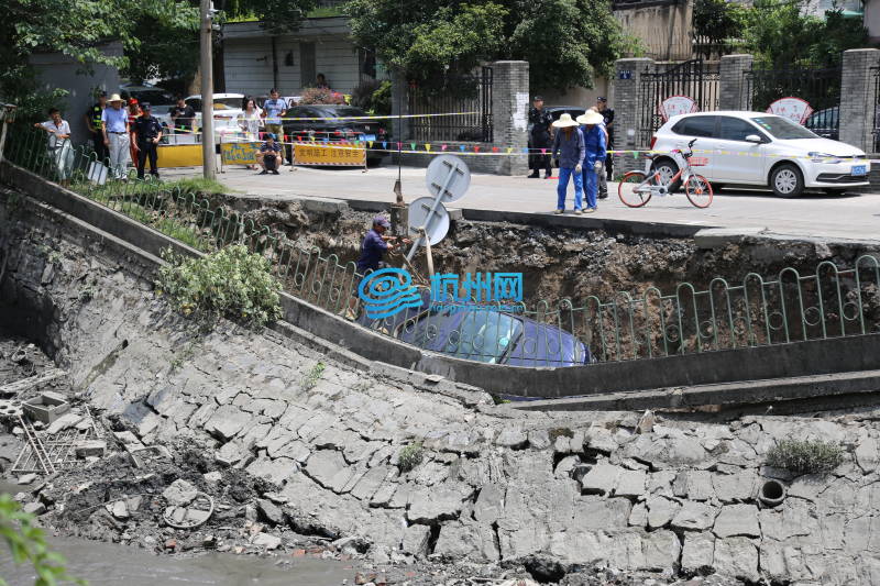 直击杭州西溪河堤塌方现场 2辆车辆陷入(04)