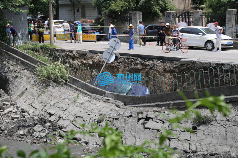 直击杭州西溪河堤塌方现场 2辆车辆陷入(03)