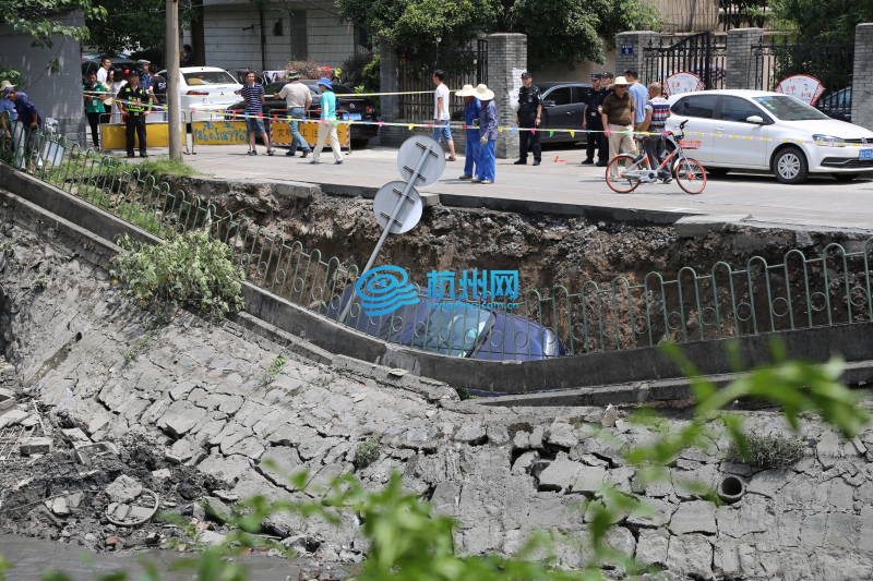 直击杭州西溪河堤塌方现场 2辆车辆陷入(02)
