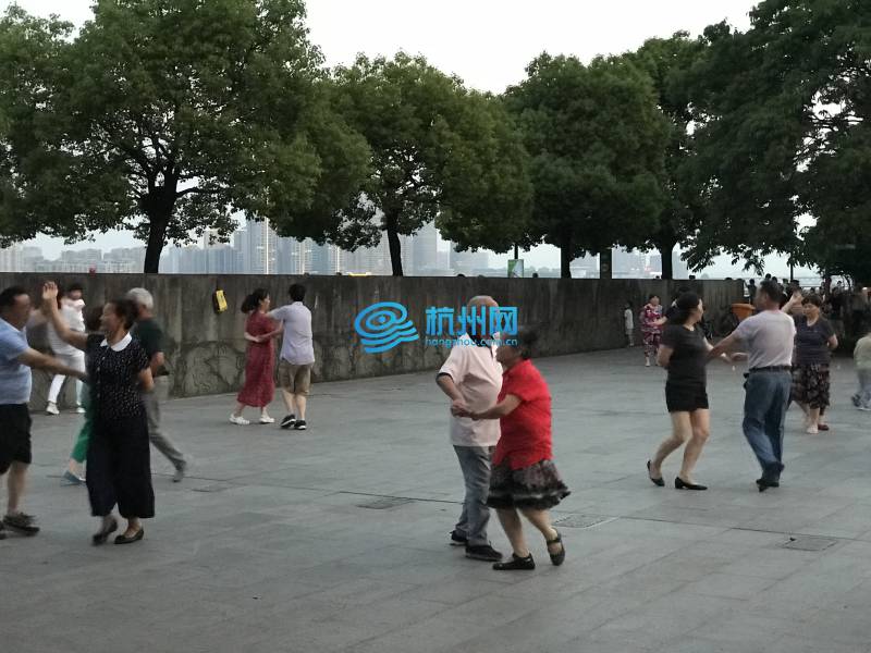 钱塘江边跳广场舞的市民