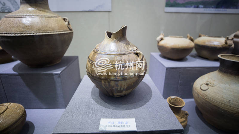 今年杭州考古新鲜事儿真不少 迄今发现最早的一块玻璃砖长啥样？(01)