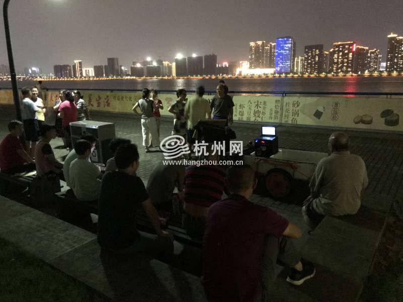钱塘江的夜景、雨景、休闲的市民(04)