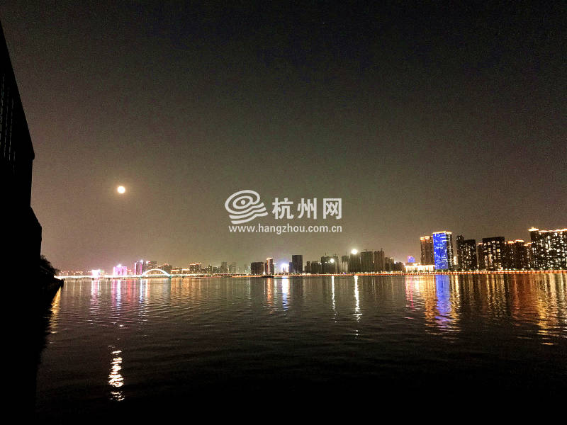 钱塘江的夜景、雨景、休闲的市民(03)