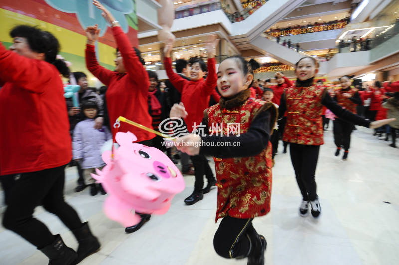 闹元宵玩点时髦的！杭州江干区“快闪”表白祖国(01)