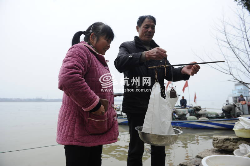 钱塘江渔民禁渔4个月 江边传统渔市即将消失(03)