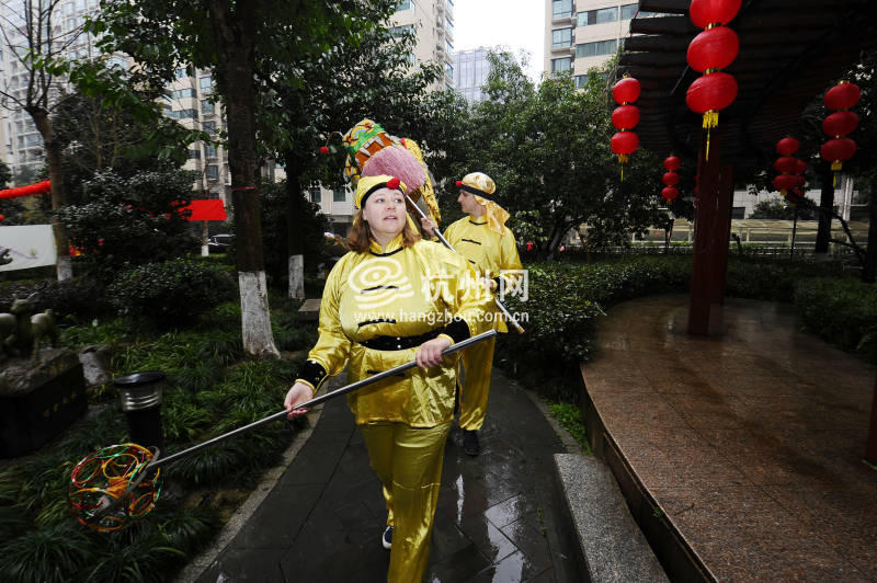 老外不过洋节过元宵 热热闹闹把龙舞(05)