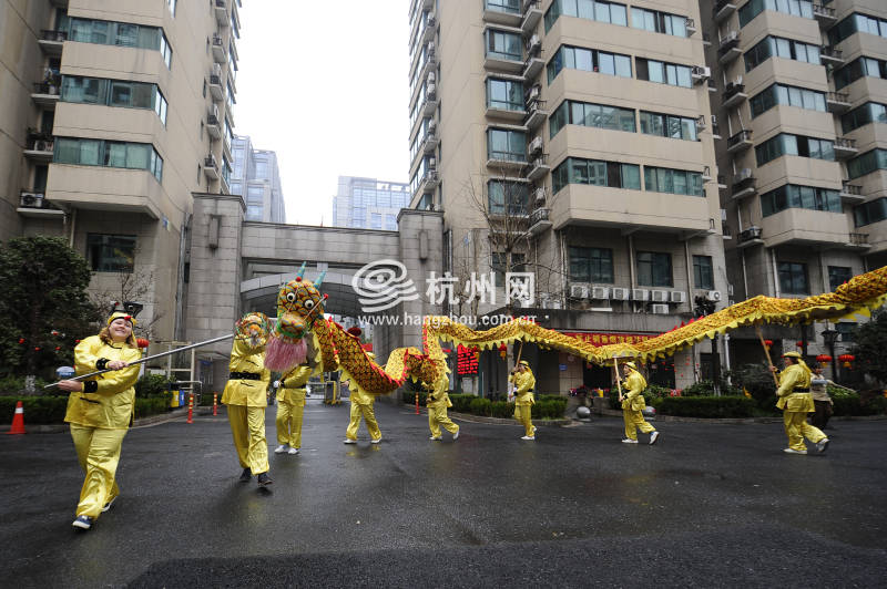 老外不过洋节过元宵 热热闹闹把龙舞(04)