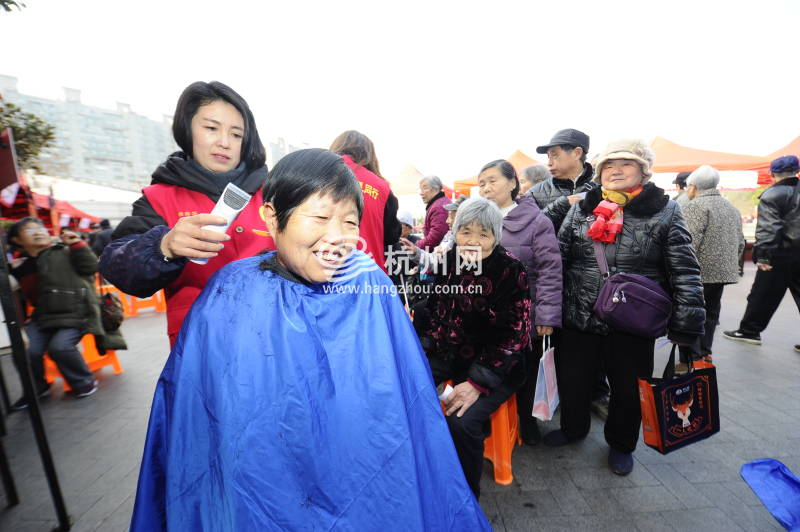 运河广场学雷锋 上百志愿者玩 “快闪”(04)