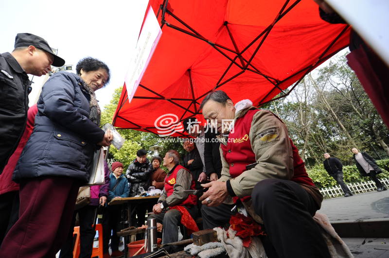 运河广场学雷锋 上百志愿者玩 “快闪”(06)