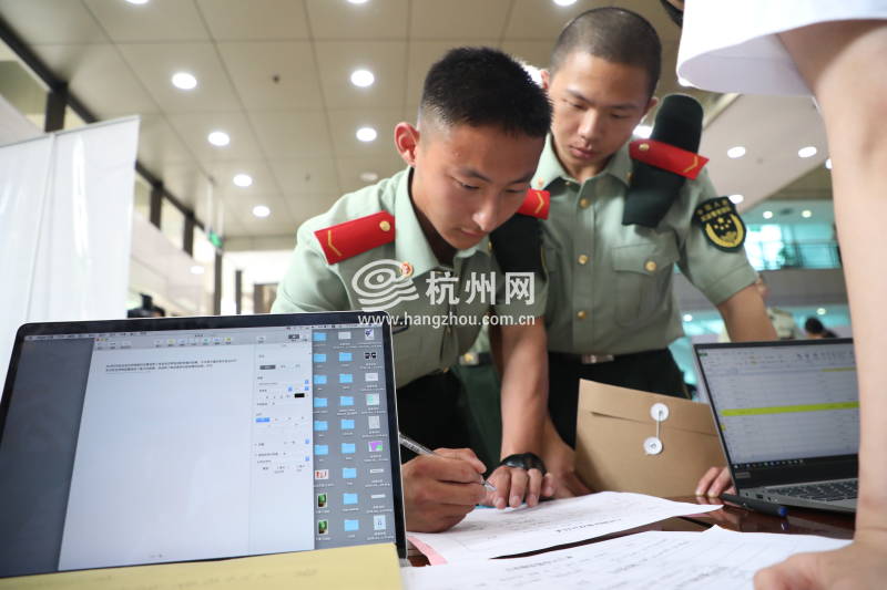 亚组委 吉祥物征集武警杭州支队和省少先队代表代表上门交件(08)