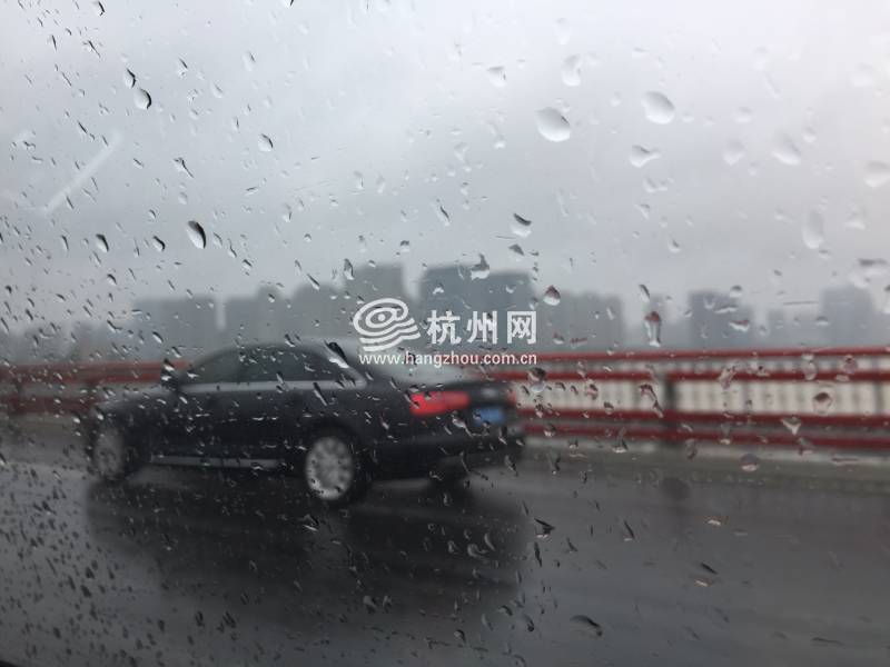 下雨 桥