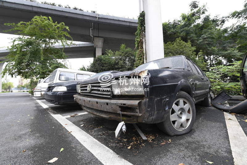 杭州重拳整治“僵尸车”已有近百辆车被拖移(18)