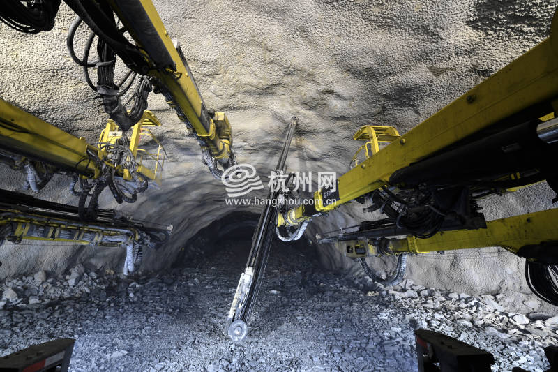 2022杭州亚运会重点配套工程杭州“二绕” 西复线奇坑隧道顺利贯通(05)