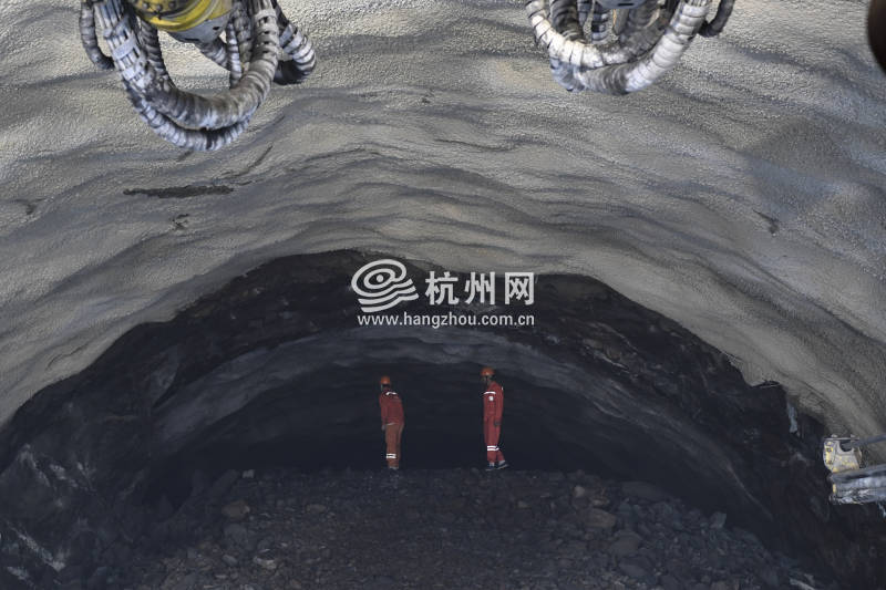 2022杭州亚运会重点配套工程杭州“二绕” 西复线奇坑隧道顺利贯通(04)