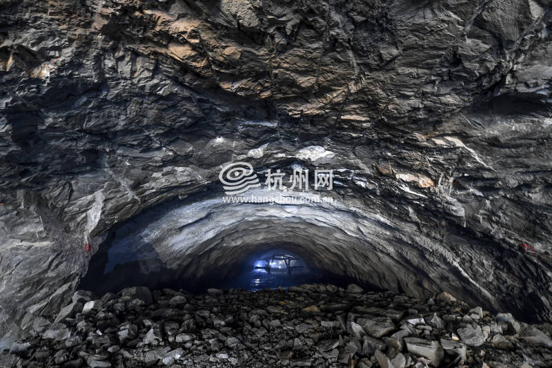 2022杭州亚运会重点配套工程杭州“二绕” 西复线奇坑隧道顺利贯通(07)