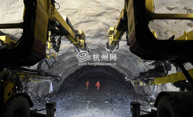 2022杭州亚运会重点配套工程杭州“二绕” 西复线奇坑隧道顺利贯通(03)