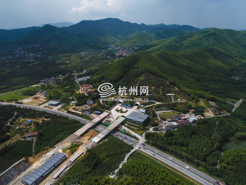 2022杭州亚运会重点配套工程杭州“二绕” 西复线奇坑隧道顺利贯通(17)