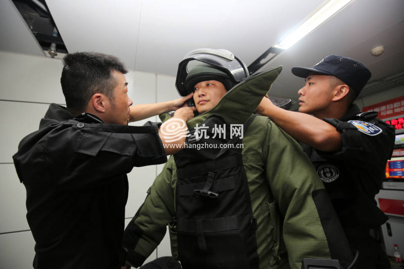 杭州首次在地铁营运时间跨站区进行多警种反劫制暴实战综合演练(10)