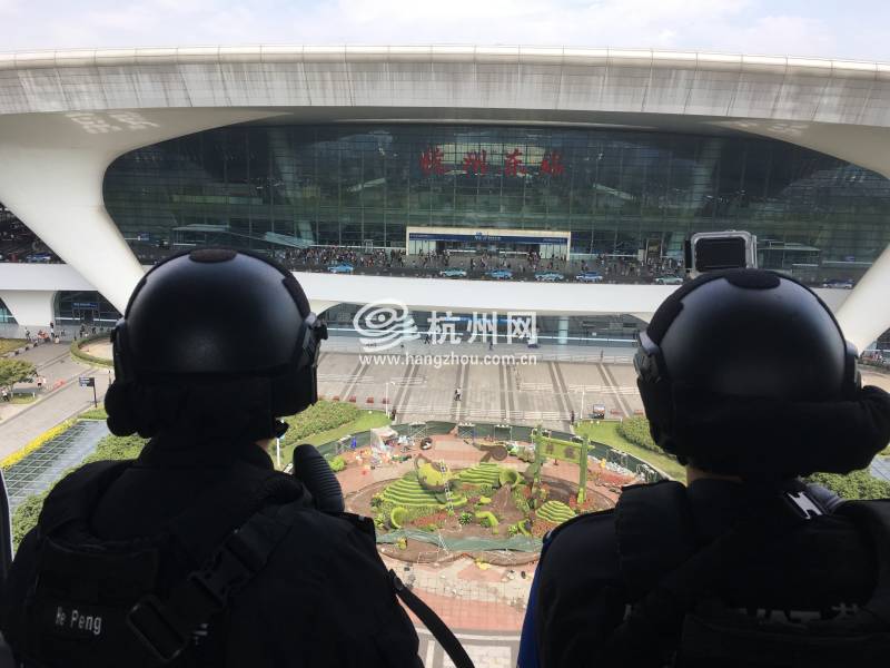 杭州首次在地铁营运时间跨站区进行多警种反劫制暴实战综合演练(07)
