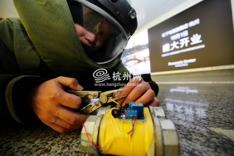 杭州首次在地铁营运时间跨站区进行多警种反劫制暴实战综合演练(11)