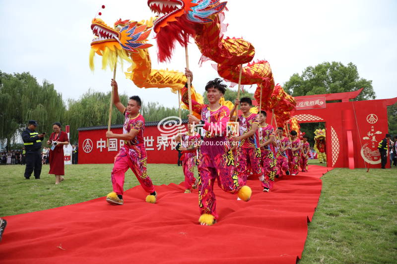 百对新人齐聚杭州 西子湖畔喜结连理 拉开玫瑰婚典序幕(09)