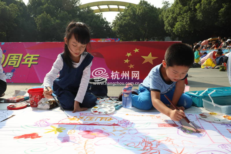 杭州小画家共绘长卷 笔绘“我心中的祖国”(05)
