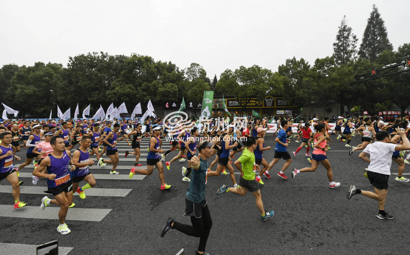 2019杭州马拉松鸣枪开跑(02)