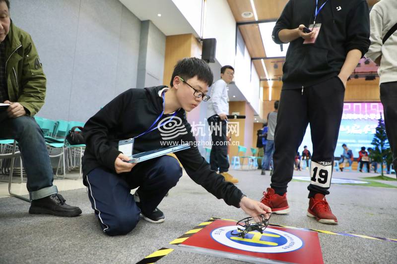 飞跃丛林、横跨瀑布、穿越山洞 杭州中小学生比拼“空中”技能(02)