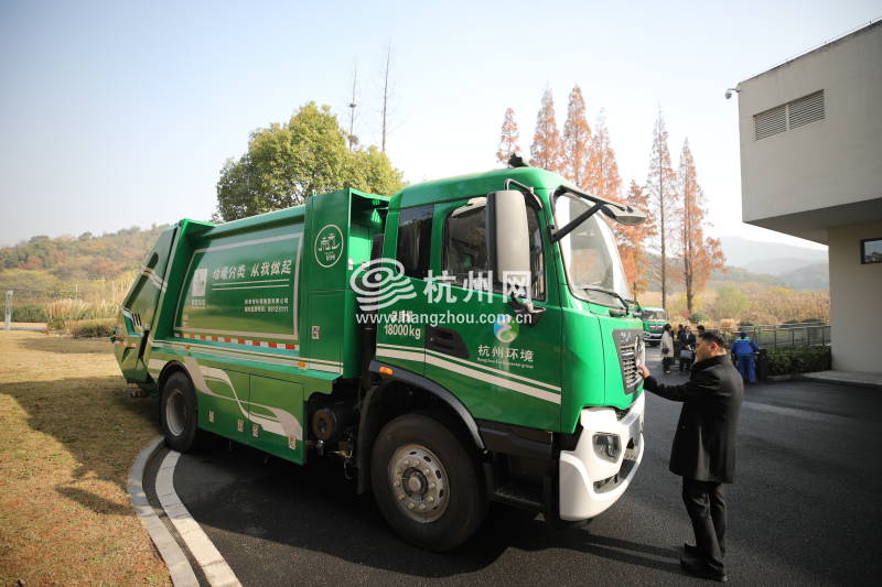 杭州街头旧版垃圾清运车将“退役” 274辆新款国Ⅵ车年底前投入使用(04)