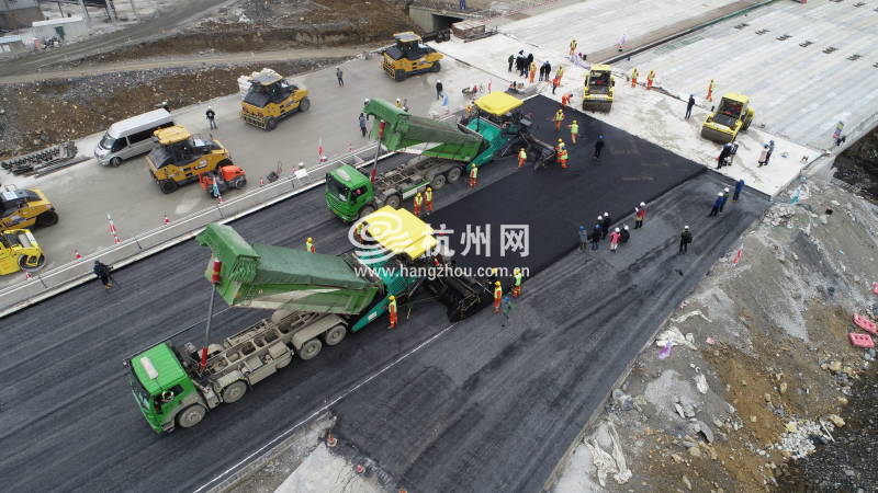 杭州“二绕”湖州段进入沥青铺设阶段 明年11月底具备通车条件(02)