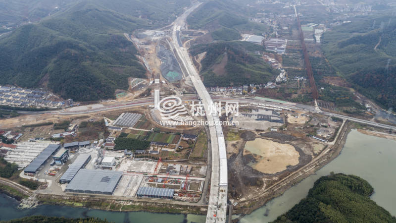 杭州“二绕”湖州段进入沥青铺设阶段 明年11月底具备通车条件(01)