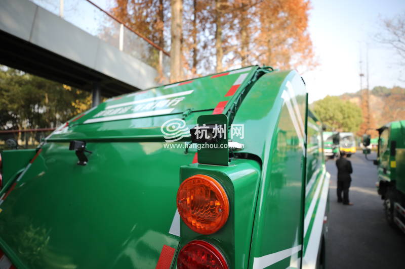杭州街头旧版垃圾清运车将“退役” 274辆新款国Ⅵ车年底前投入使用(12)