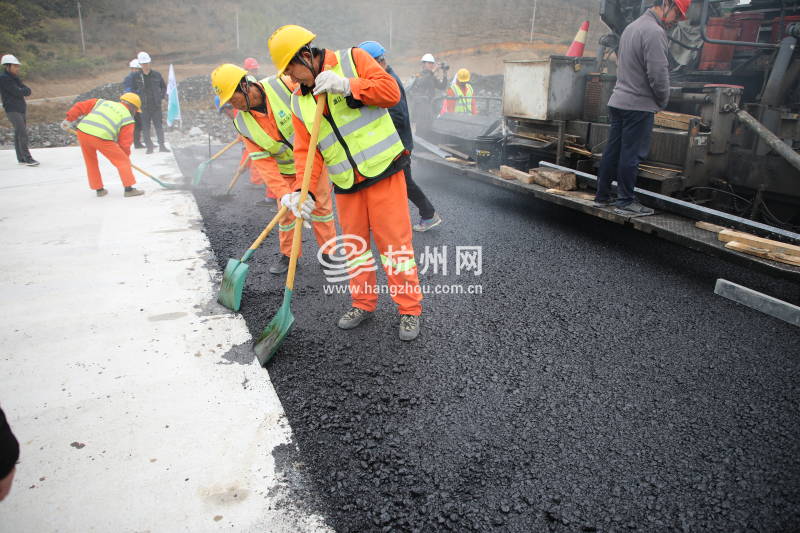 杭州“二绕”湖州段进入沥青铺设阶段 明年11月底具备通车条件(03)
