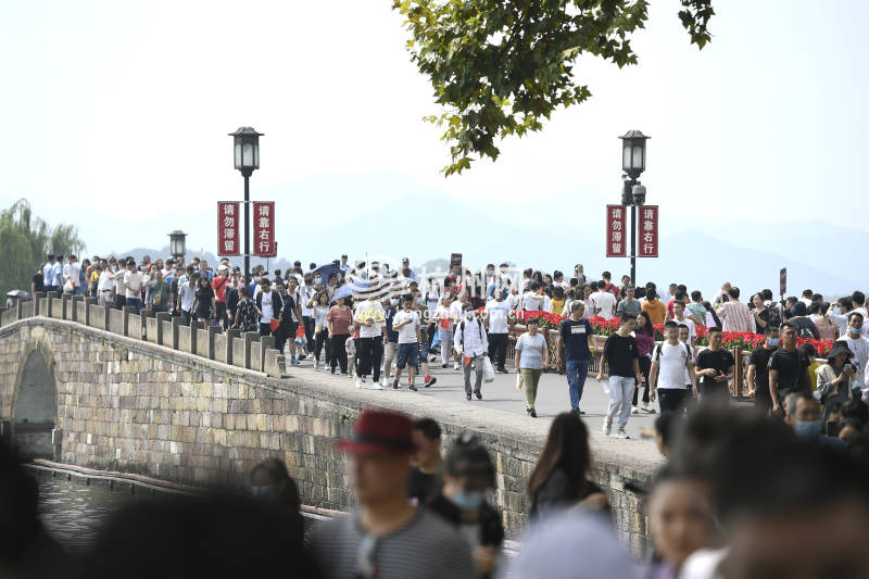 中秋国庆假期到来 西湖景区开启久违的“人从众”模式(06)