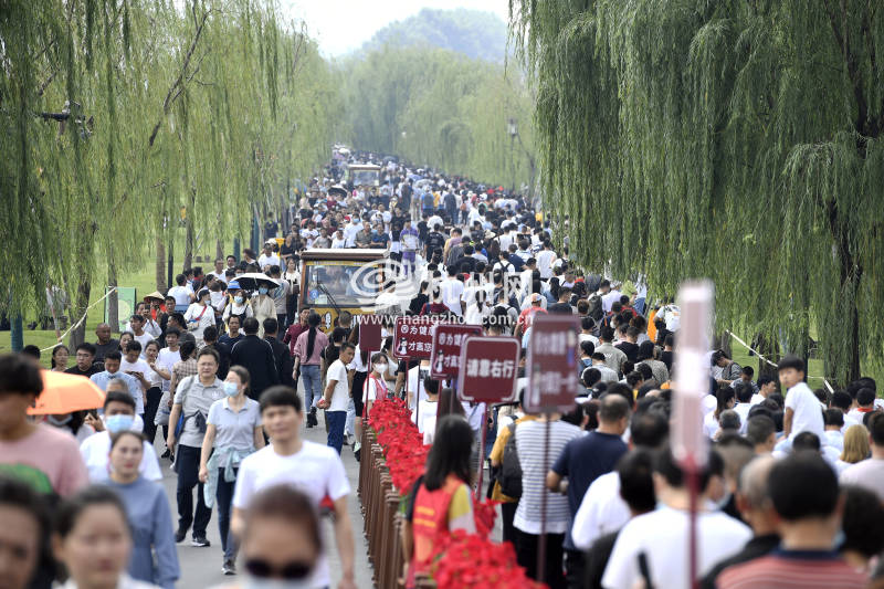 中秋国庆假期到来 西湖景区开启久违的“人从众”模式(12)