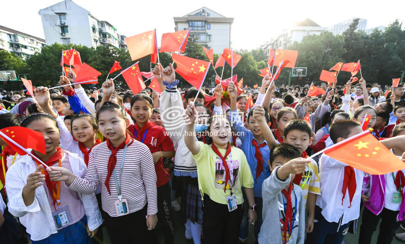 升国旗 唱国歌 天杭师生连续17年开展国庆升旗仪式(03)