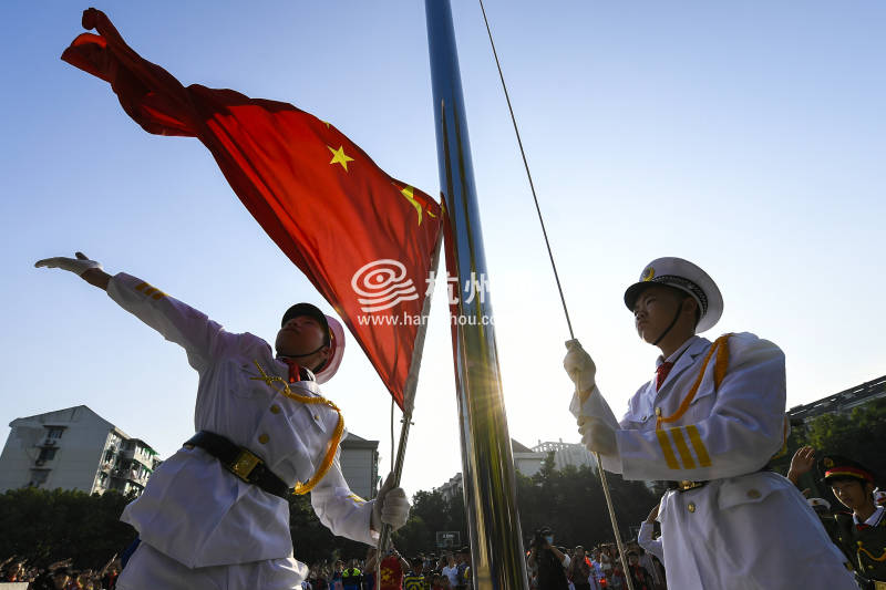 升国旗 唱国歌 天杭师生连续17年开展国庆升旗仪式(05)