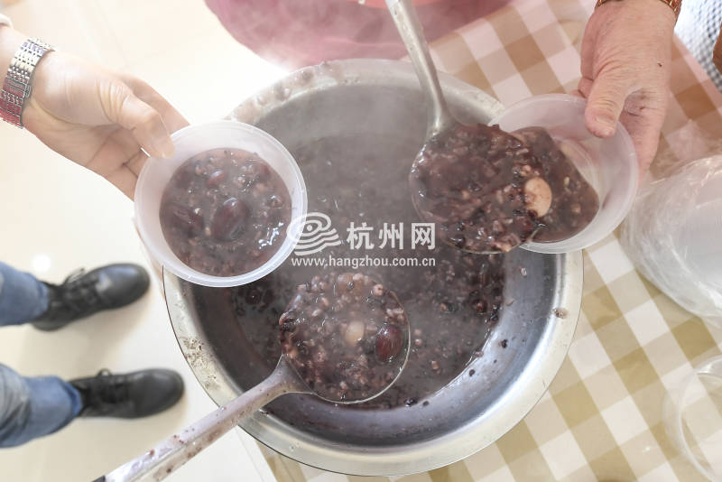 杭州古稀老人为社区居民煮上了爱心粥(05)