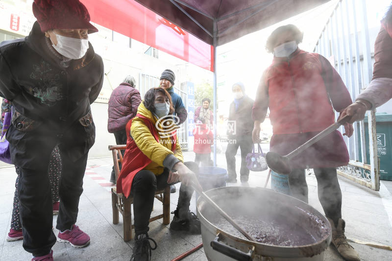 杭州古稀老人为社区居民煮上了爱心粥(09)