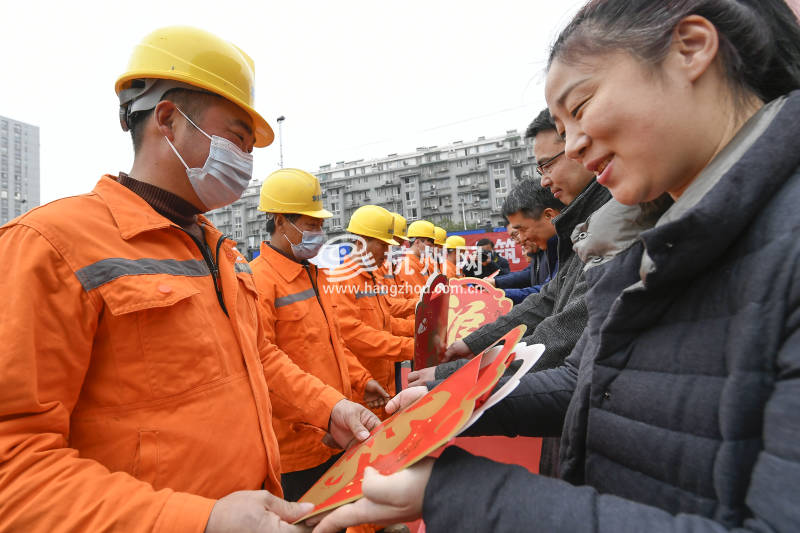 倡导留杭过大年 文艺志愿者们走进了“迎亚运”工地(01)