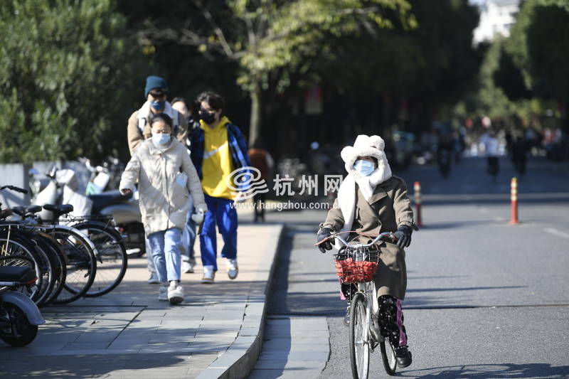今日浙江大学开展全员第三轮核酸检测，校园内外的人们都在期待解封那一刻(03)