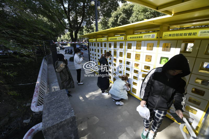 今日浙江大学开展全员第三轮核酸检测，校园内外的人们都在期待解封那一刻(17)