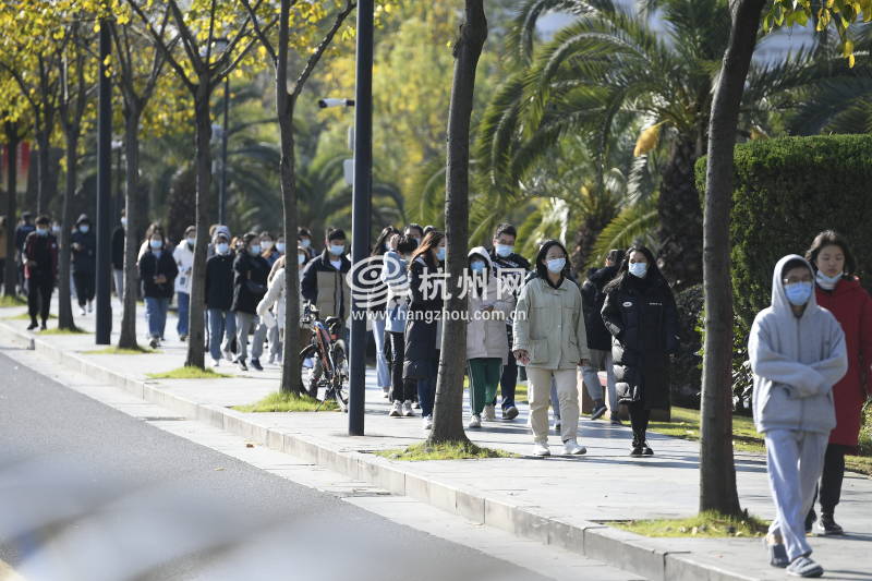 今日浙江大学开展全员第三轮核酸检测，校园内外的人们都在期待解封那一刻(06)
