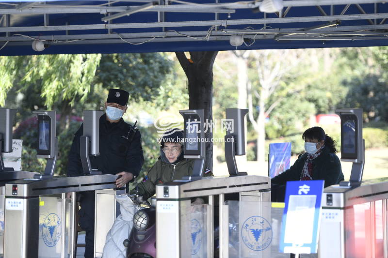 今日浙江大学开展全员第三轮核酸检测，校园内外的人们都在期待解封那一刻(05)