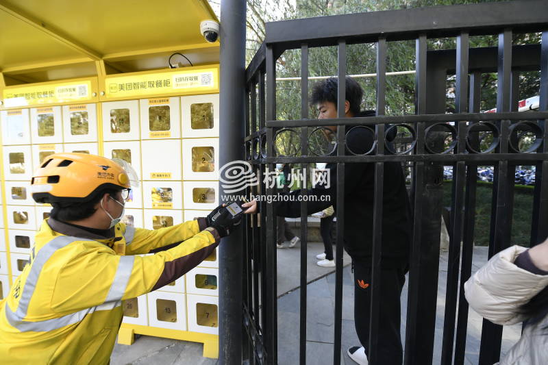 今日浙江大学开展全员第三轮核酸检测，校园内外的人们都在期待解封那一刻(16)